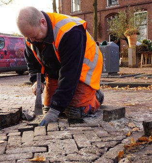 Straatmaker met DeWit straathamer